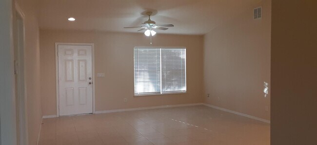 Building Photo - 461 SW Carmelite St