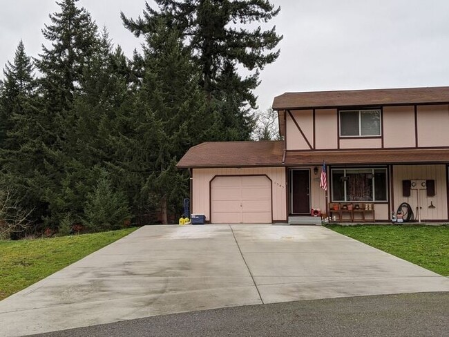 Building Photo - Inviting 2 Bedroom, 1.5 Bath Townhouse Dup...