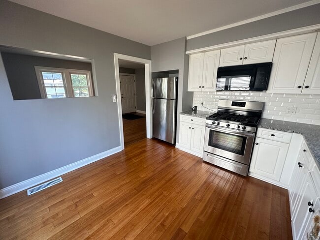 Building Photo - 18 Woodmont Rd