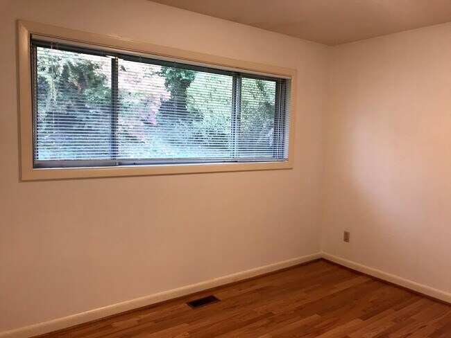 Building Photo - SW PDX Spacious Mid-Century Home Located i...