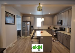 Building Photo - Spacious Townhome Near Shopping! 3 BD 2.5 BTH