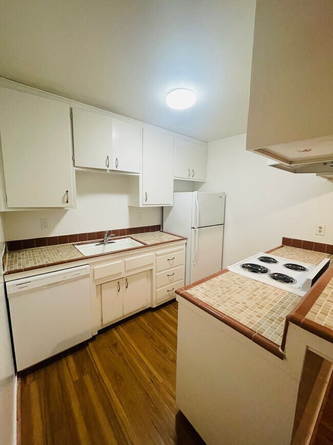 Building Photo - 904 Dornajo Way