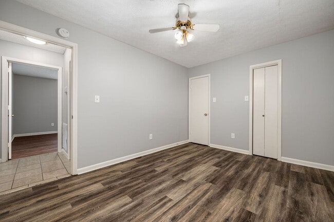 Building Photo - 2 Bedroom 1 Bath located on Veterans Parkw...