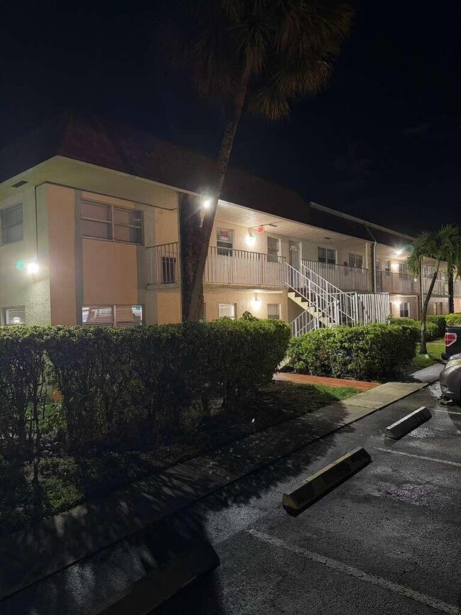 Building Photo - 9851 Sandalfoot Blvd