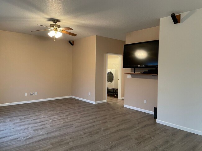 Building Photo - ***HALF MONTH RENT FREE***FANTASTIC 4 Bed 2.5 Bath Home in Salmon Creek! HUGE side yard and back ...