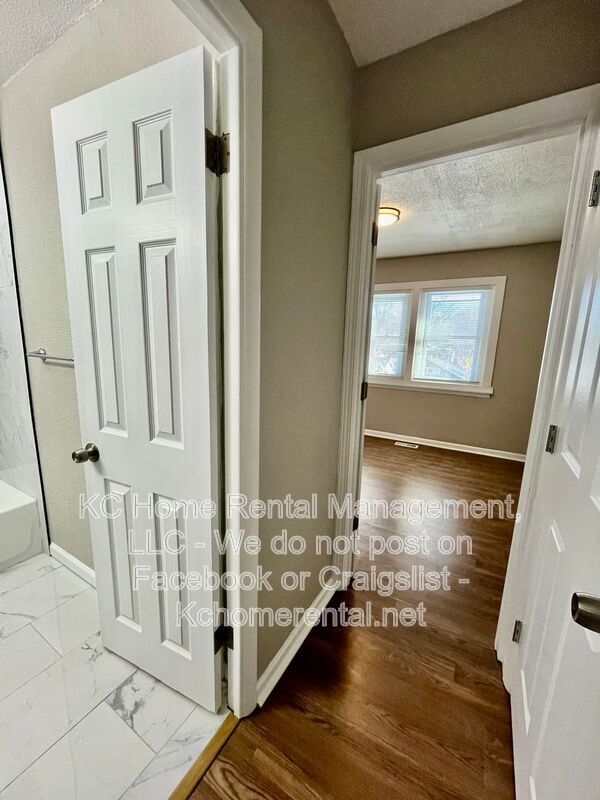 Building Photo - 4042 The Paseo