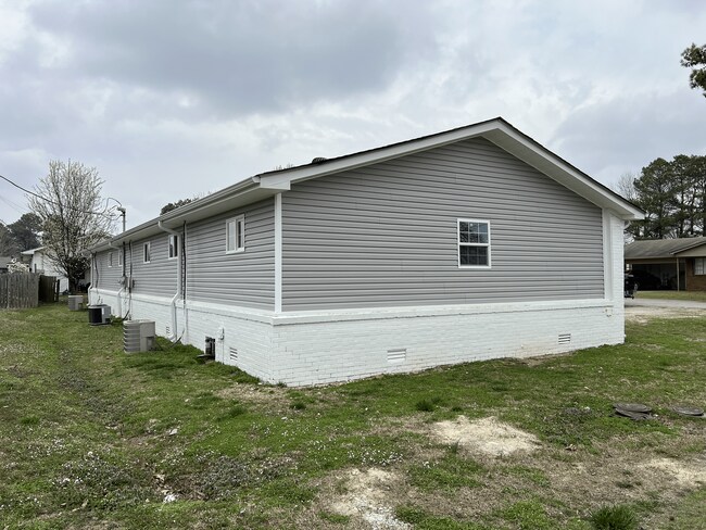 Building Photo - Newly Remodeled 2 Bedroom, 1 Bathroom Triplex
