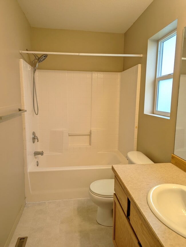 Building Photo - Spacious 4 bedroom home