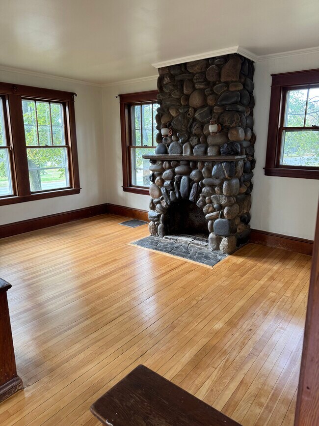 Building Photo - 619 Riverside Dr