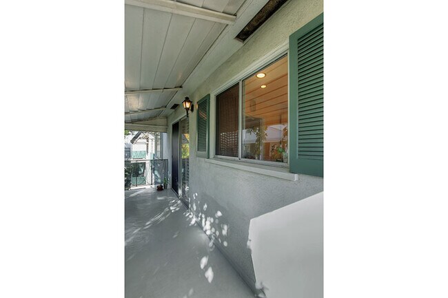 Balcony - 1233 N Columbus Ave