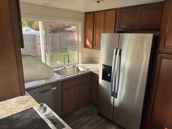 Building Photo - 754 Edgemont Way