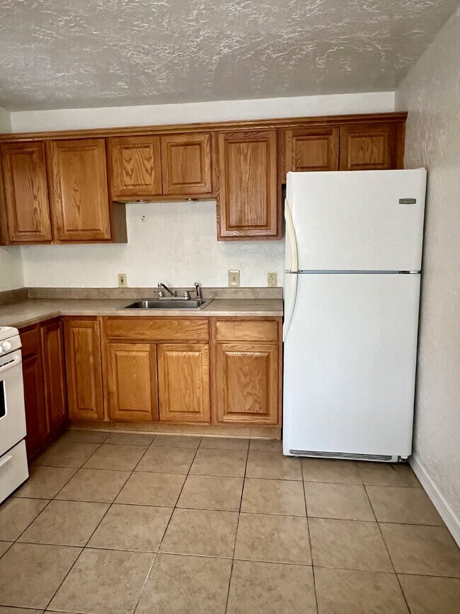 Building Photo - 2 bedroom / 1 bath close to KAFB and I-25 Move-in Special!