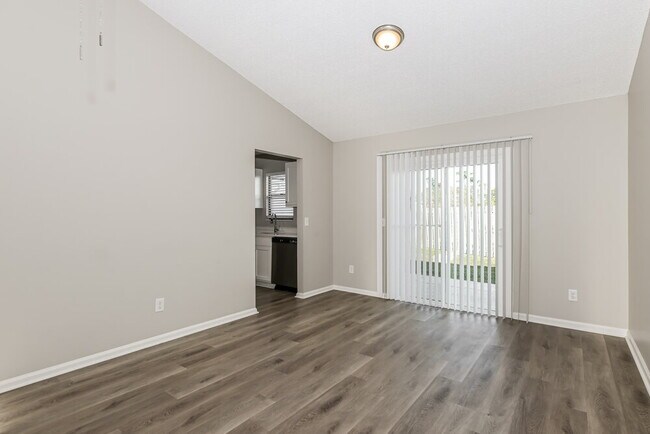 Building Photo - 2493 Bluffton Dr