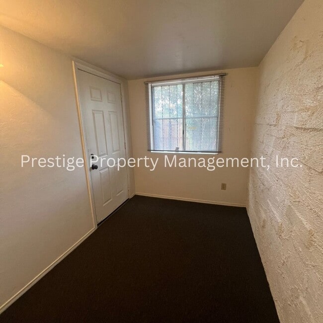 Building Photo - !!Charming Townhome With Fenced Yard!!