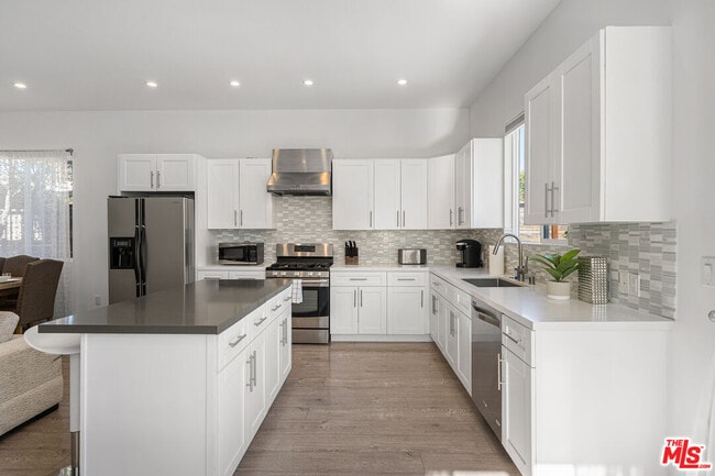 Building Photo - 5202 Topeka Dr