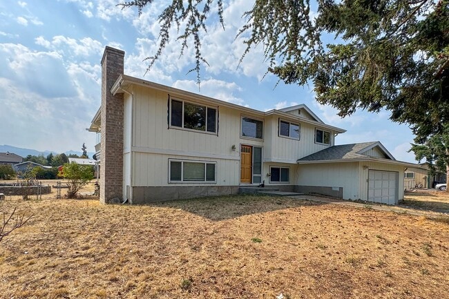 Building Photo - Large Home on Large Lot in Sequim
