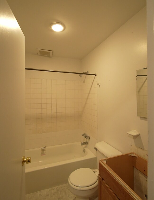 Building Photo - 852 N 42nd St