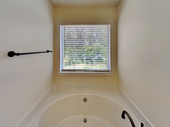 Building Photo - 502 Silver Maple Ln