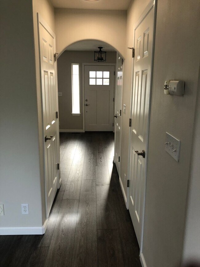 Building Photo - ***PENDING APPLICATION***Beautiful 3 Bedroom Home with Massive Garage and Bonus Room