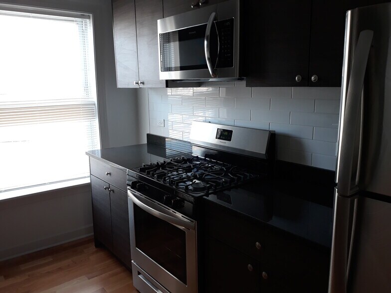 Primary Photo - 1644 W Pratt Blvd