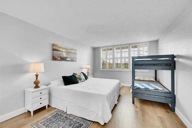 Building Photo - 4020 W Palm Aire Dr