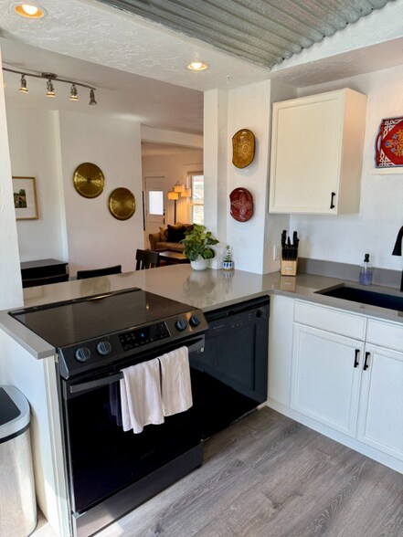 Building Photo - 520 E Dakota Ave