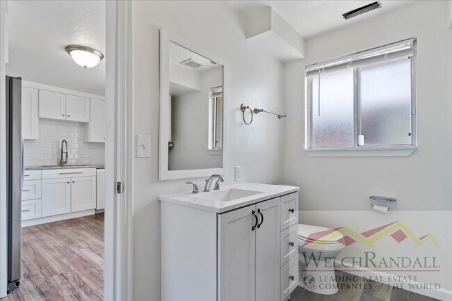 Building Photo - Beautifully Remodeled 3 Bed 2.5 Bath Townh...