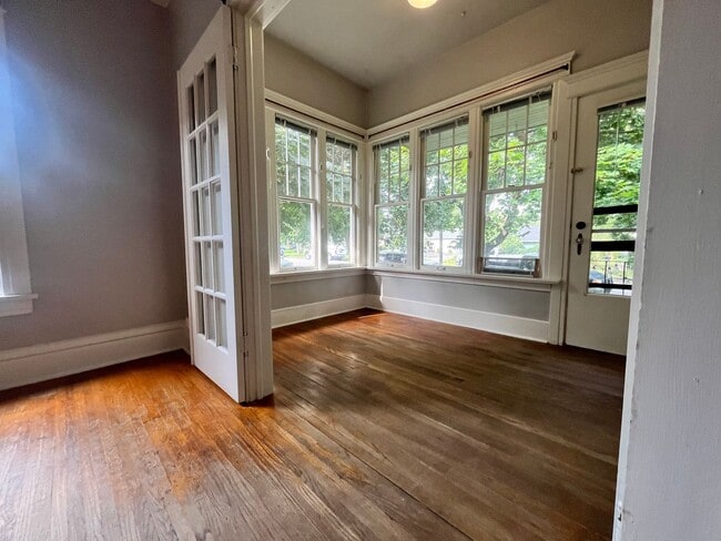 Building Photo - Large Studio in Unbeatable University Loca...