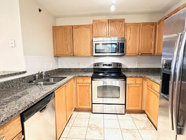 Building Photo - 1 Bed/1 Bath Condo. You'll Love This Commu...