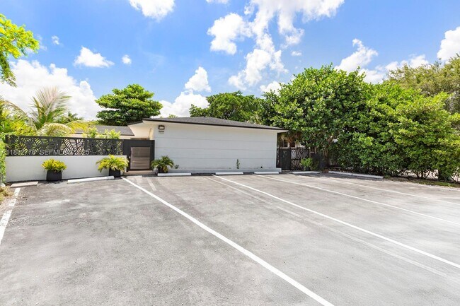 Building Photo - 7800 NE 10th Ct