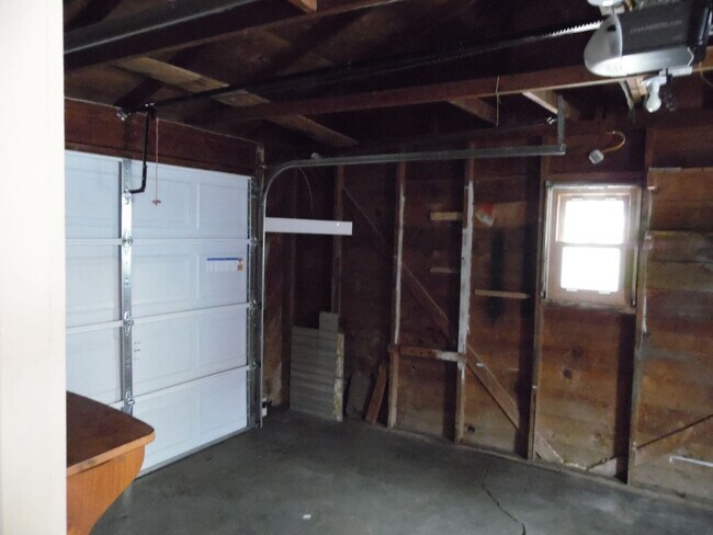 Building Photo - 2813 Henderson Dr