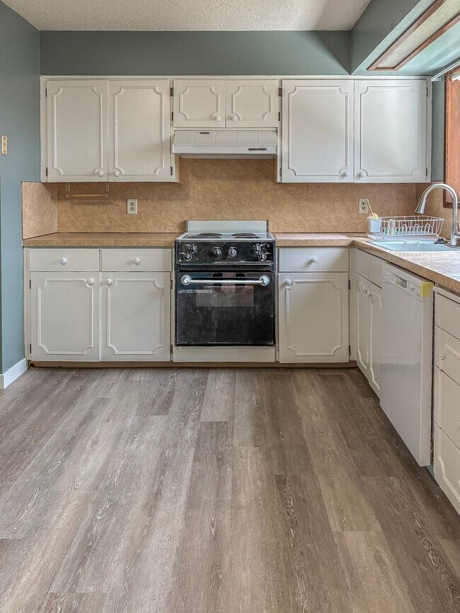 Building Photo - Beaverton Home Available ! Inquire today for a tour !