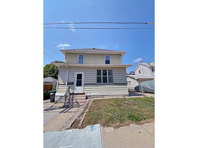 Building Photo - Little Bohemia 4 bedroom home