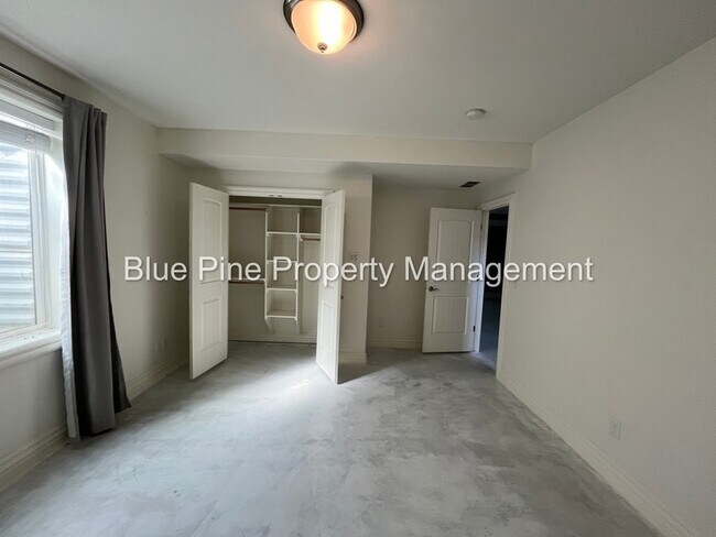 Building Photo - 8426 S Black Hawk Dr