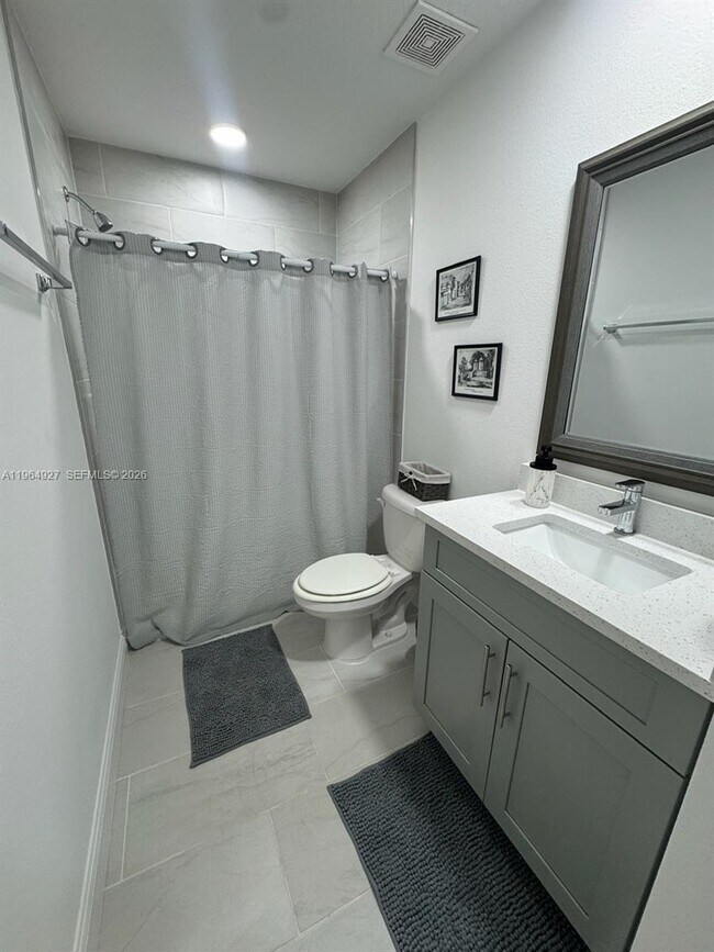 Building Photo - 649 N Lincoln St