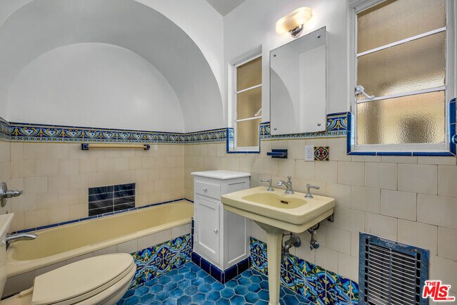 Building Photo - 10801 Lindbrook Dr