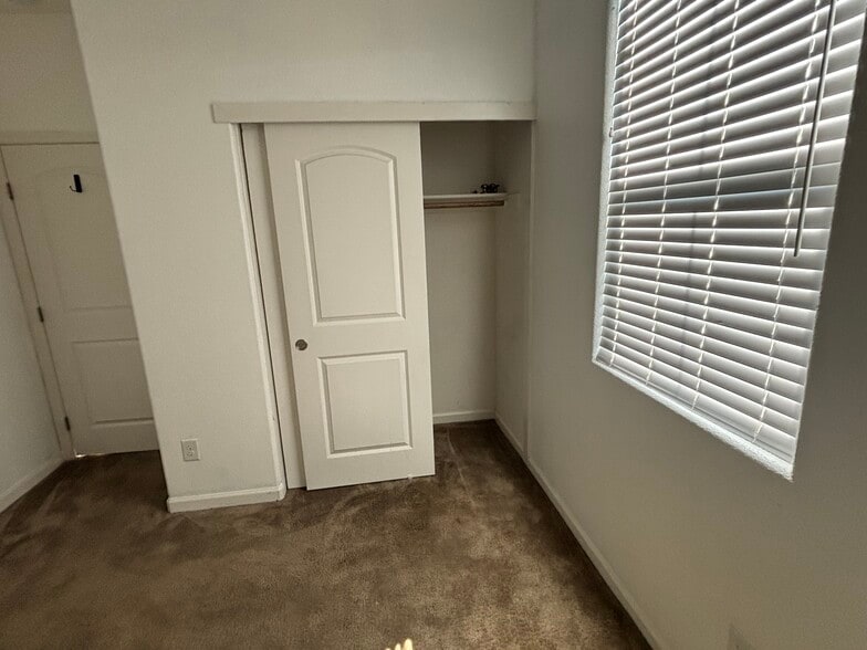 Building Photo - 613 Sweet Pea St