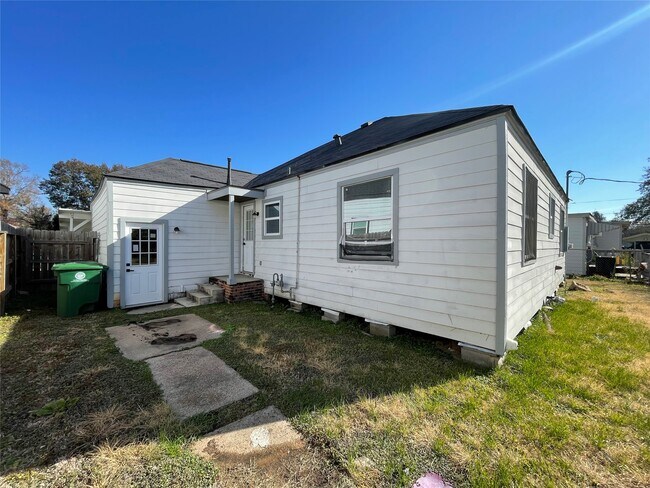 Building Photo - 4504 Kingsbury St