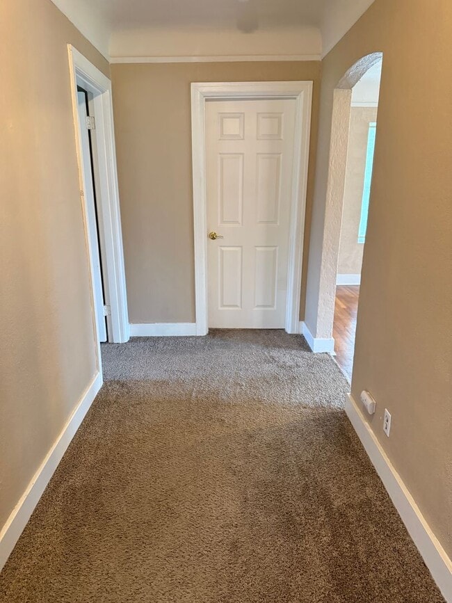 Building Photo - 3bd & 1 1/2ba with 2 Car Garage