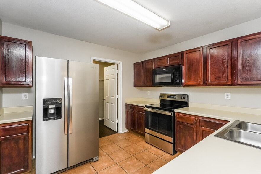 Building Photo - 205 Cres Ridge Dr