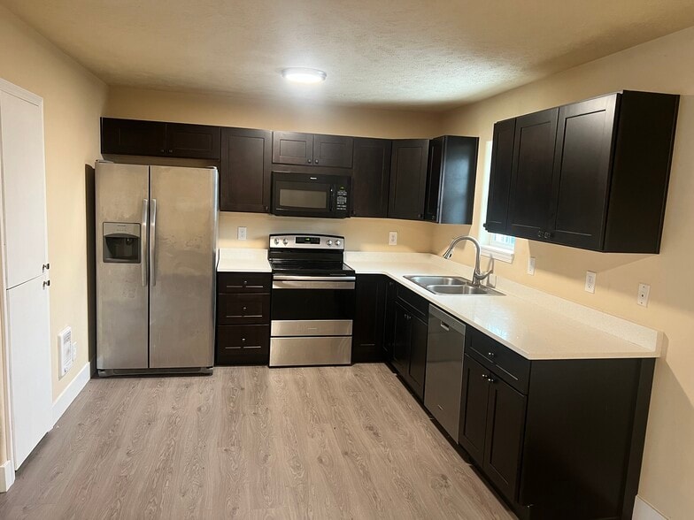 Building Photo - 33 E Lacrosse Ave