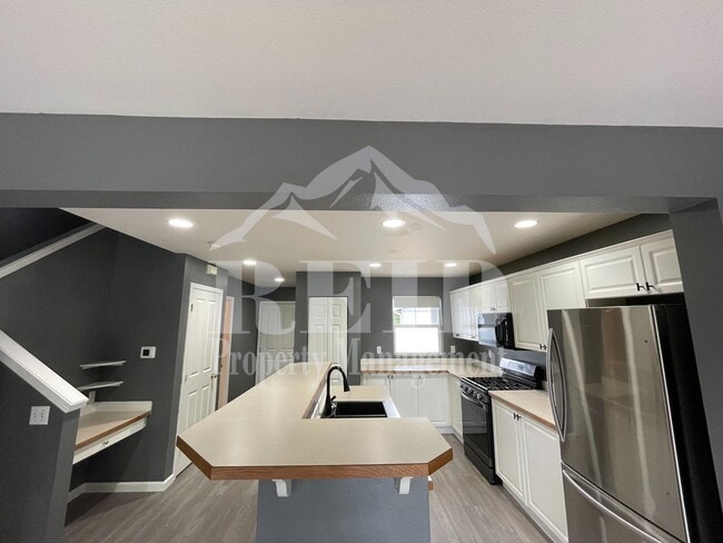 Building Photo - Exclusive Summerwind Town Home Community