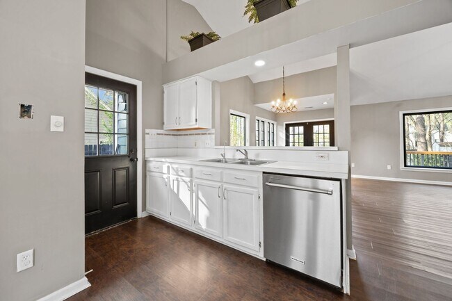 Building Photo - Charming 3BR Home with Large Private Yard Near Downtown Raleigh