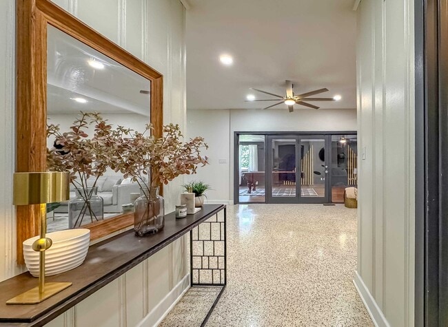 Building Photo - 1044 Seminole Dr