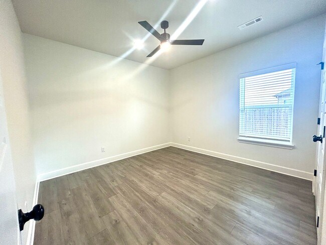 Building Photo - Centerton Home Available NOW! 4 bed, 2 full bath no carpet home. LARGE fenced backyard