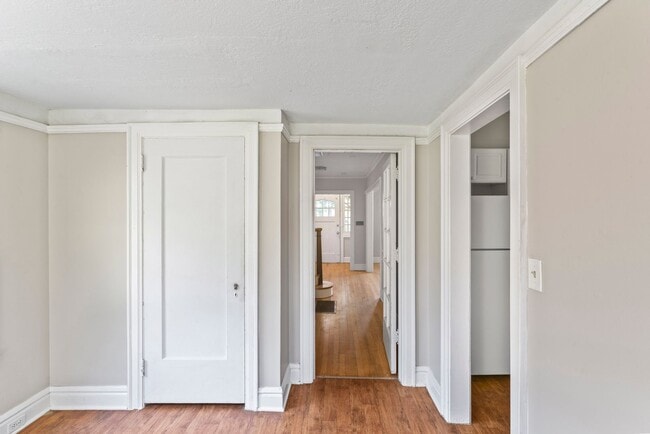 Building Photo - Charming 3-Bed Home Near UMKC with Hardwoo...