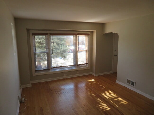 Building Photo - 6948 W Wellington Ave