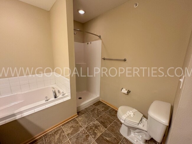 Building Photo - 3-Bedroom End-Unit Townhome in West Des Moines | Waukee Schools