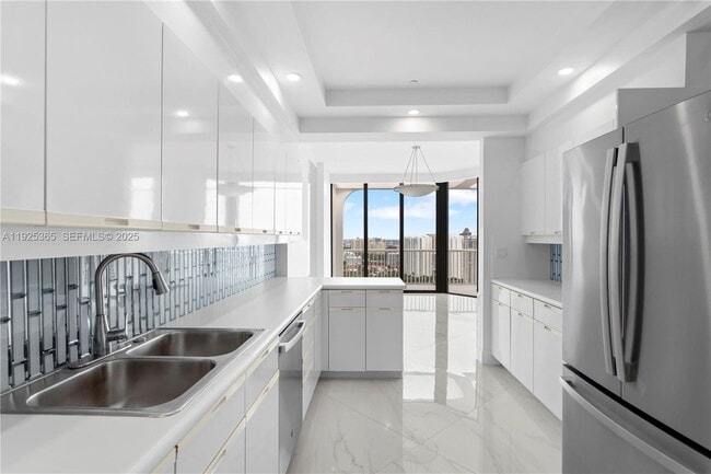 Building Photo - 2000 Island Blvd