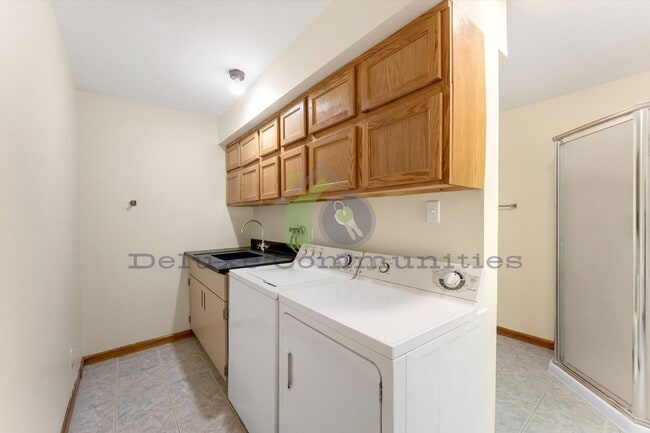 Building Photo - 4 bedroom 3.5 bath